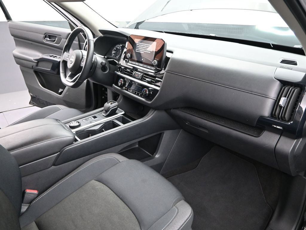 Used 2025 Nissan Pathfinder SV image 14