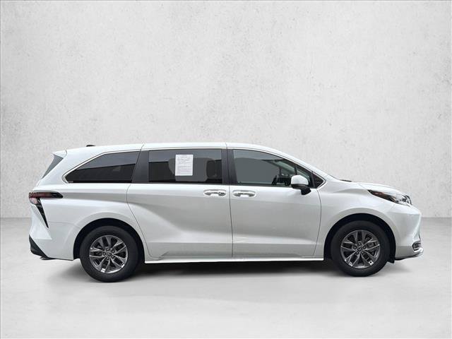 Used 2025 Toyota Sienna XLE AWD/4WD image 4