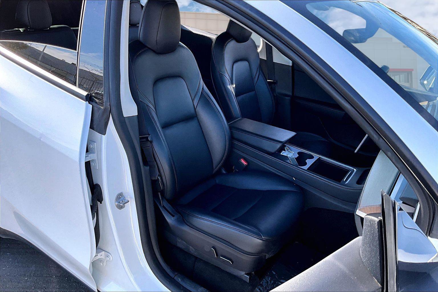 Used 2022 Tesla Model Y Long Range image 7