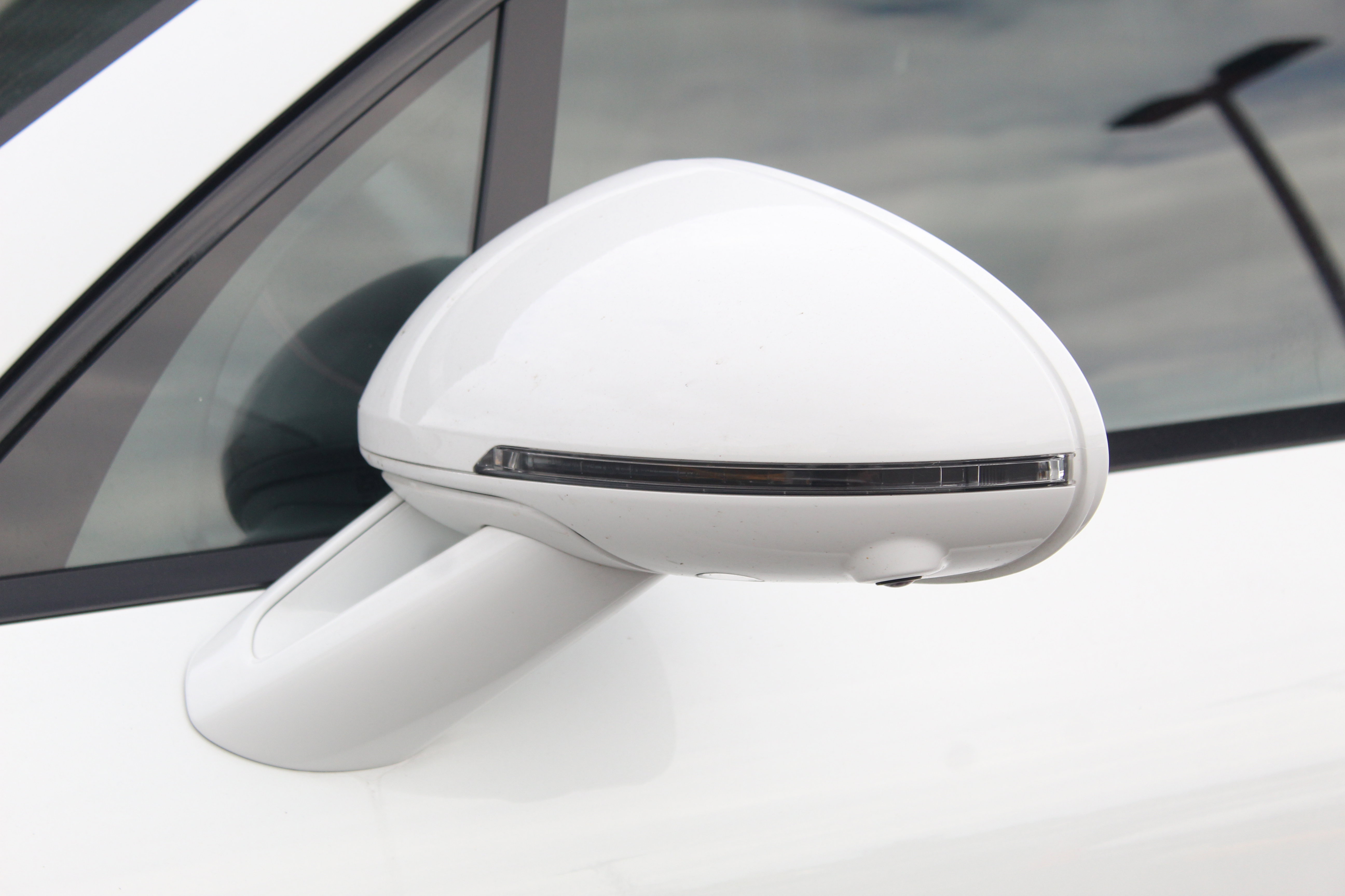 Certified 2025 Porsche Macan image 14
