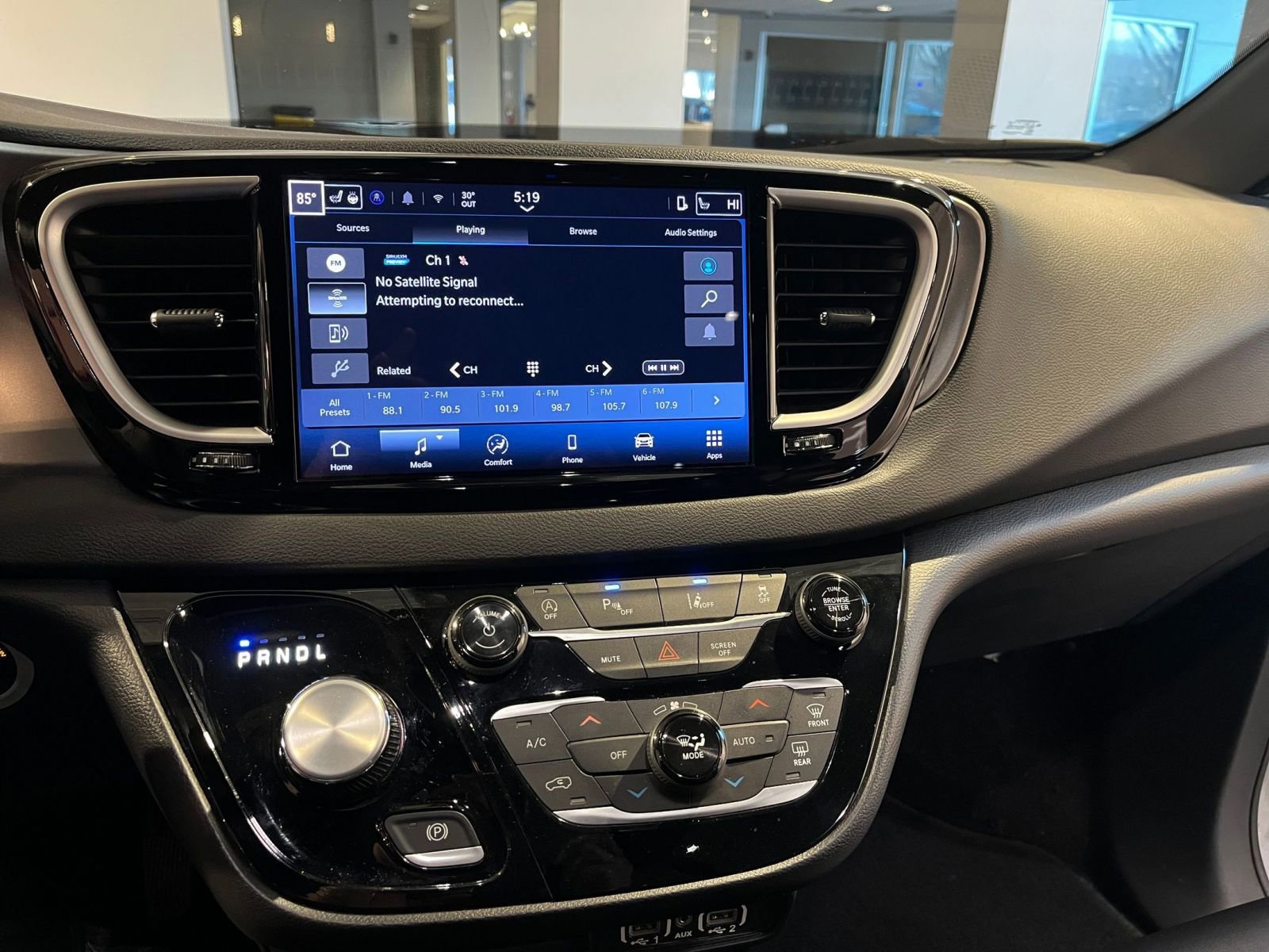 Used 2025 Chrysler Pacifica Select image 17