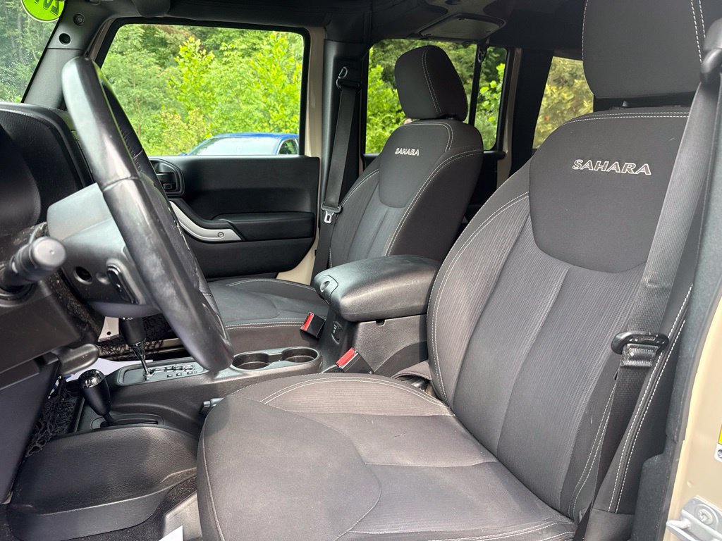 Used 2016 Jeep Wrangler Unlimited Sahara w/ Connectivity Group AWD/4WD image 12