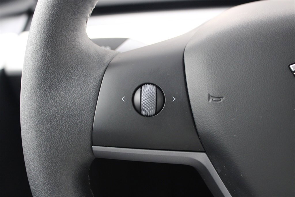 Used 2025 Tesla Model Y Long Range image 24