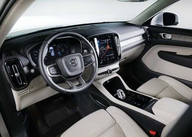 Used 2021 Volvo XC40 T5 Inscription w/ Advanced Package image 3