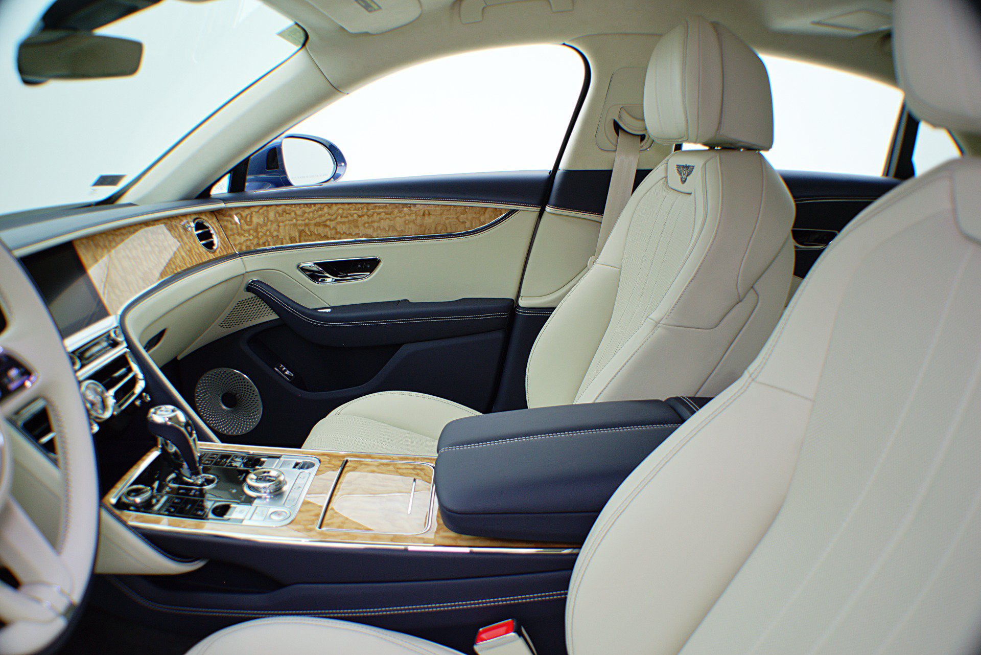 Certified 2022 Bentley Flying Spur Plug-In Hybrid AWD/4WD image 28