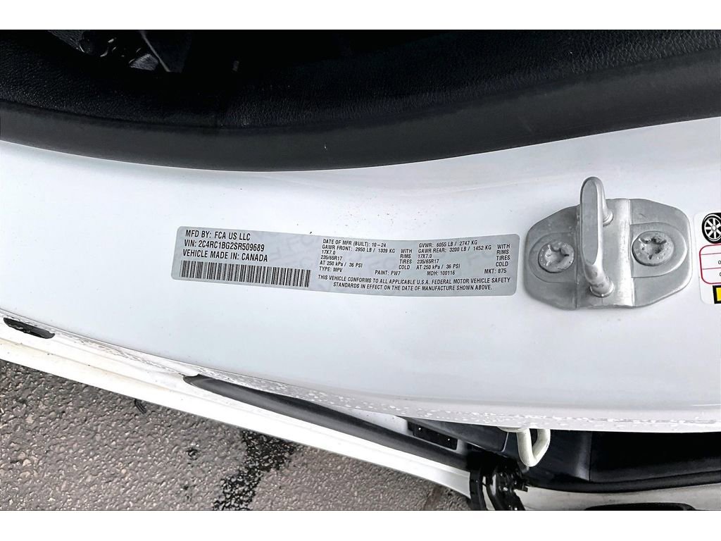 Used 2025 Chrysler Pacifica Select image 37