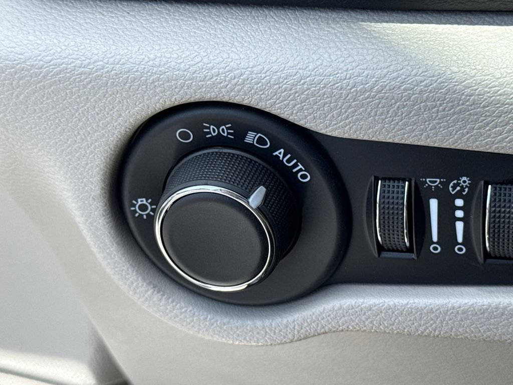 Used 2023 Chrysler Voyager LX FWD image 34