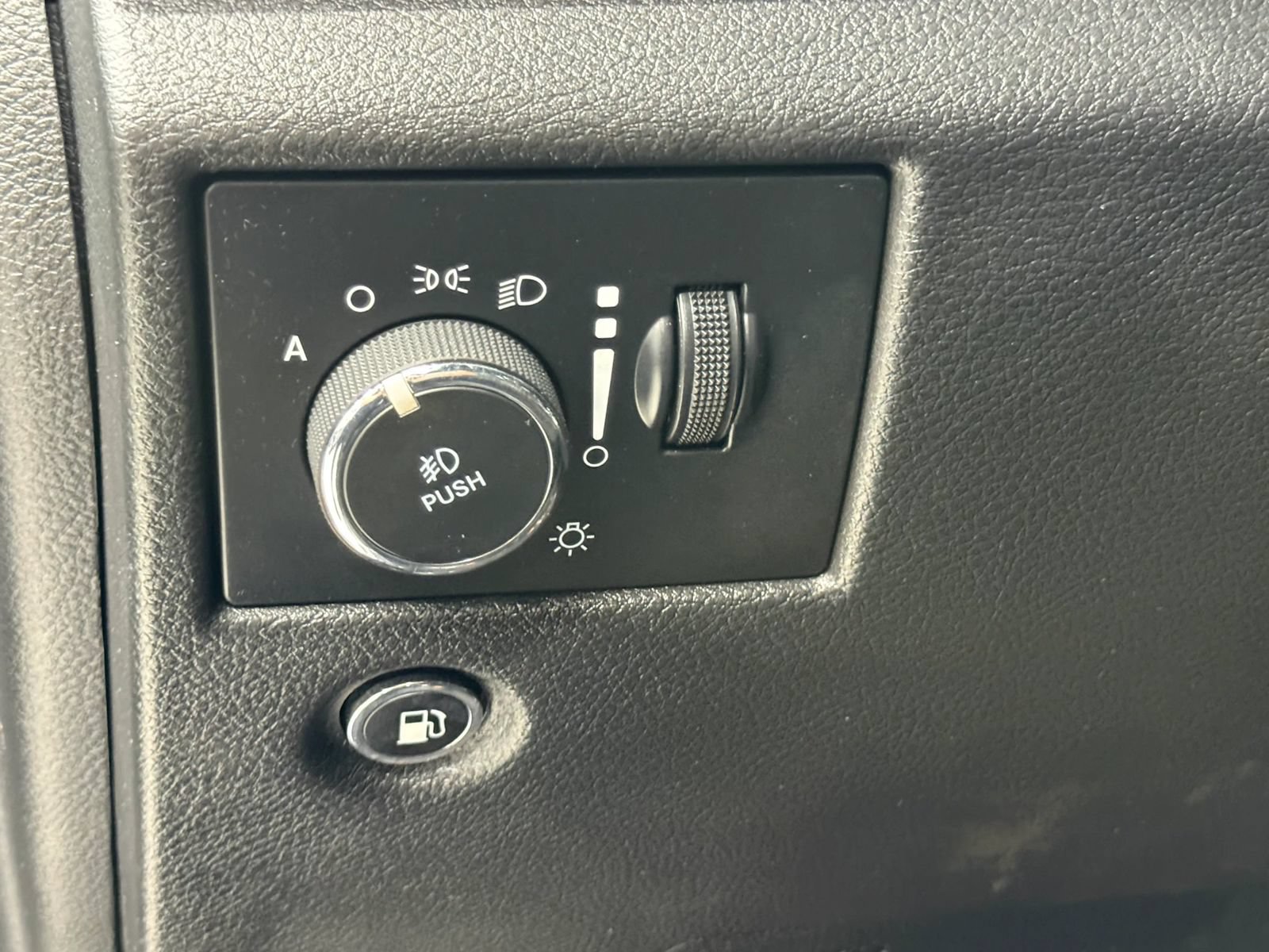 Used 2018 Jeep Grand Cherokee Altitude AWD/4WD image 28
