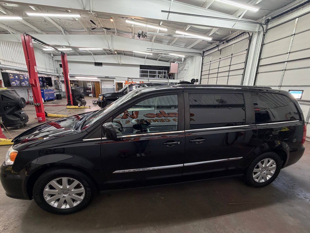 Used 2015 Chrysler Town & Country Touring FWD image 5