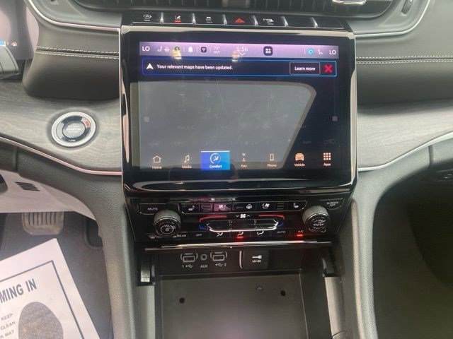 Certified 2024 Jeep Grand Cherokee L Limited w/ Luxury Tech Group II image 17