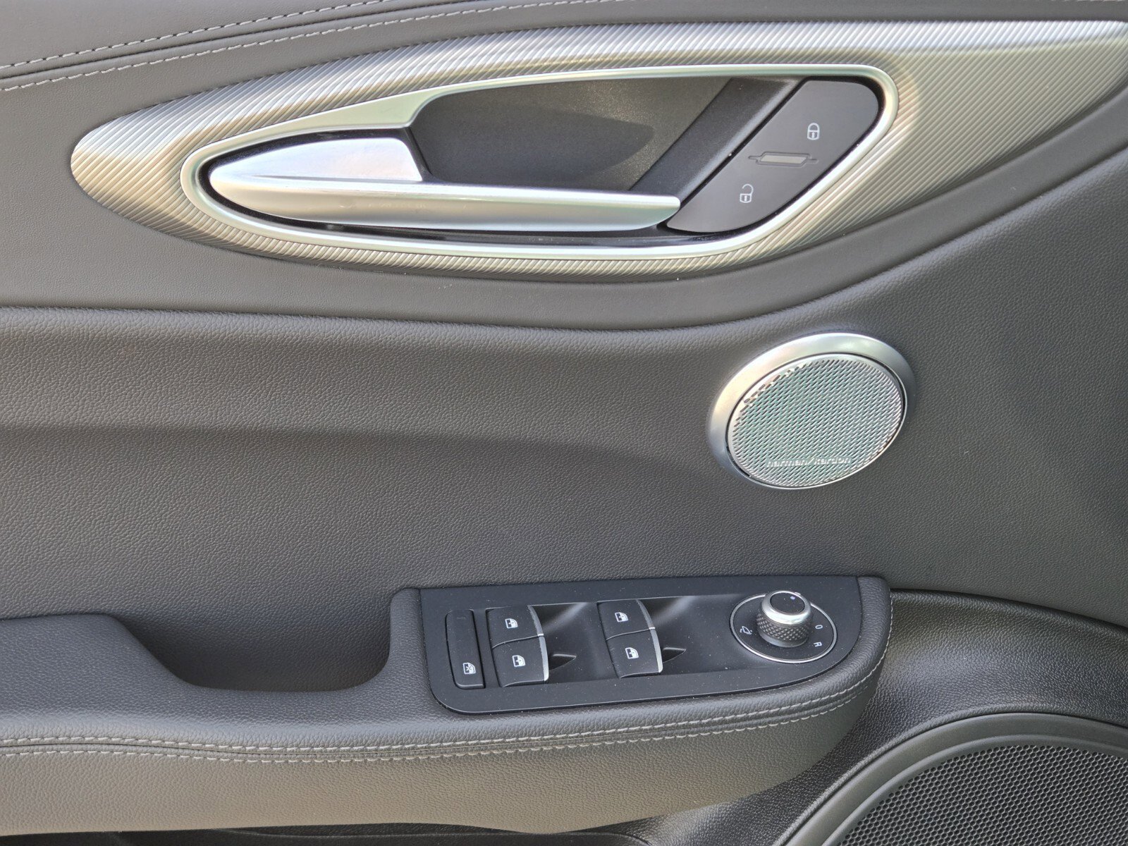 Used 2025 Alfa Romeo Giulia AWD image 17