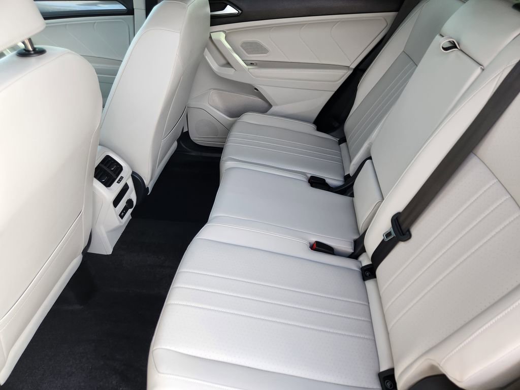 Used 2024 Volkswagen Tiguan SE w/ MDO Package, Two-Row image 18