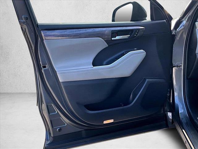 Used 2023 Toyota Highlander Limited image 15