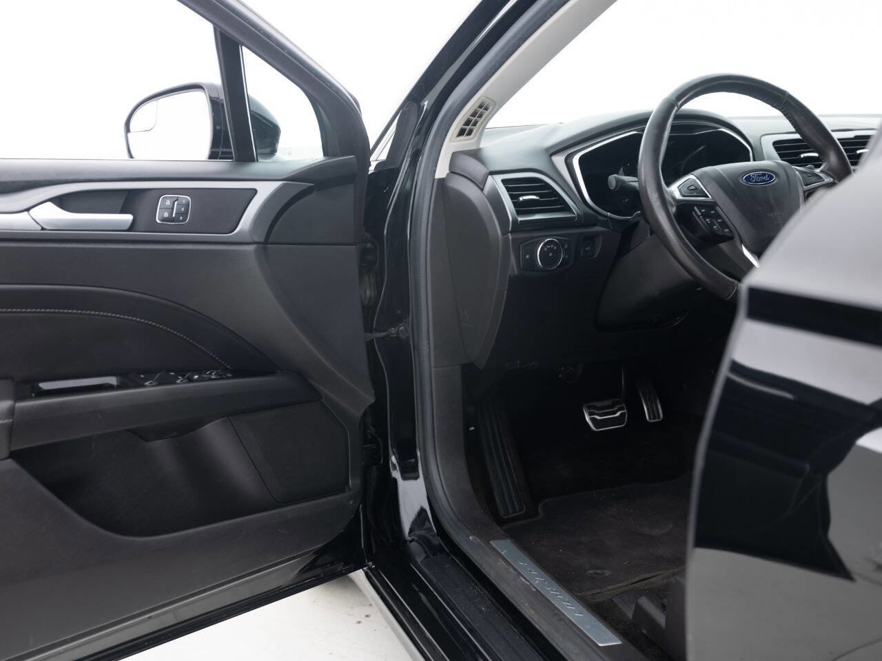 Used 2016 Ford Fusion Titanium image 24