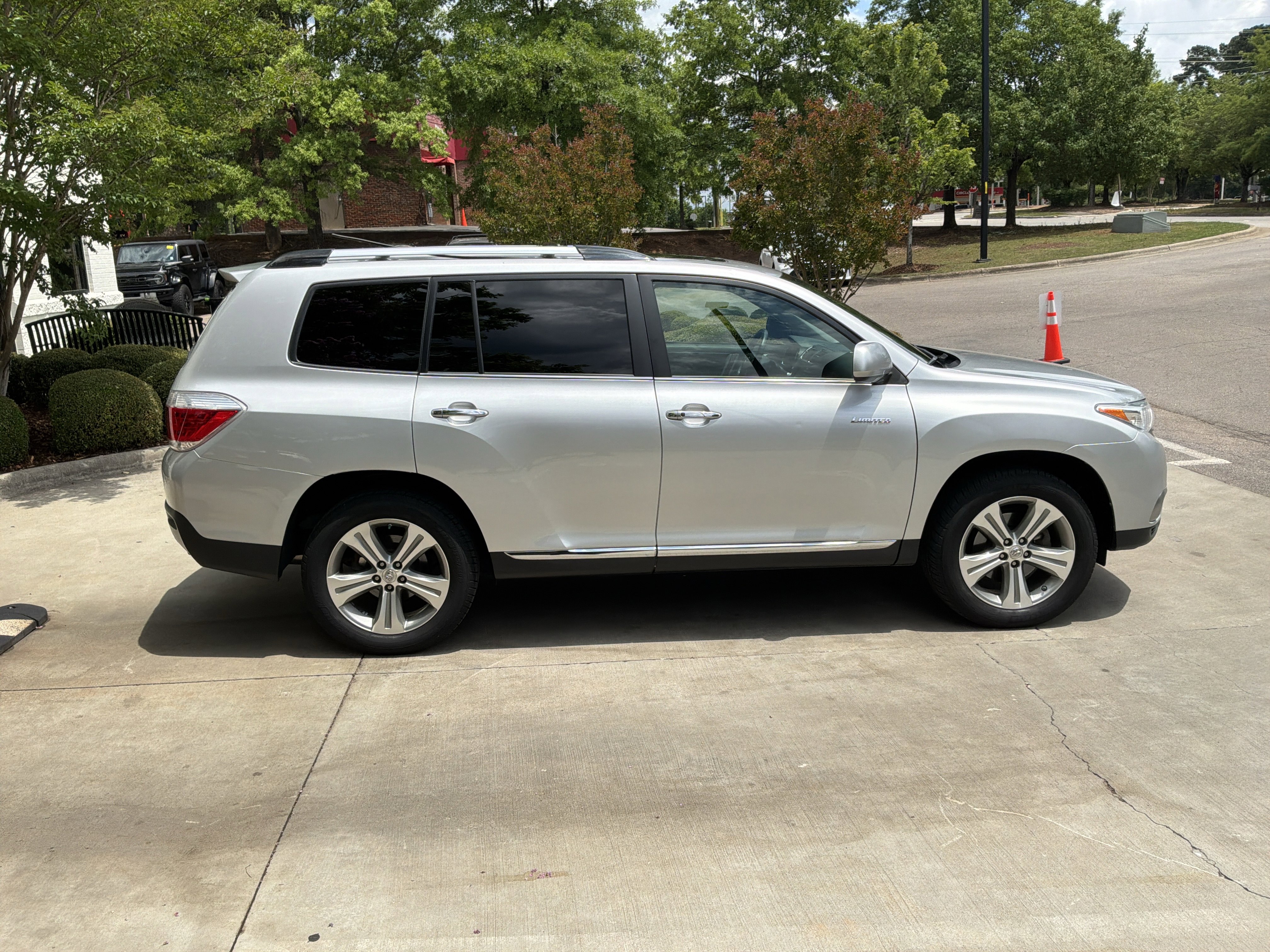 Used 2011 Toyota Highlander Limited w/ Tow Pkg AWD/4WD image 11