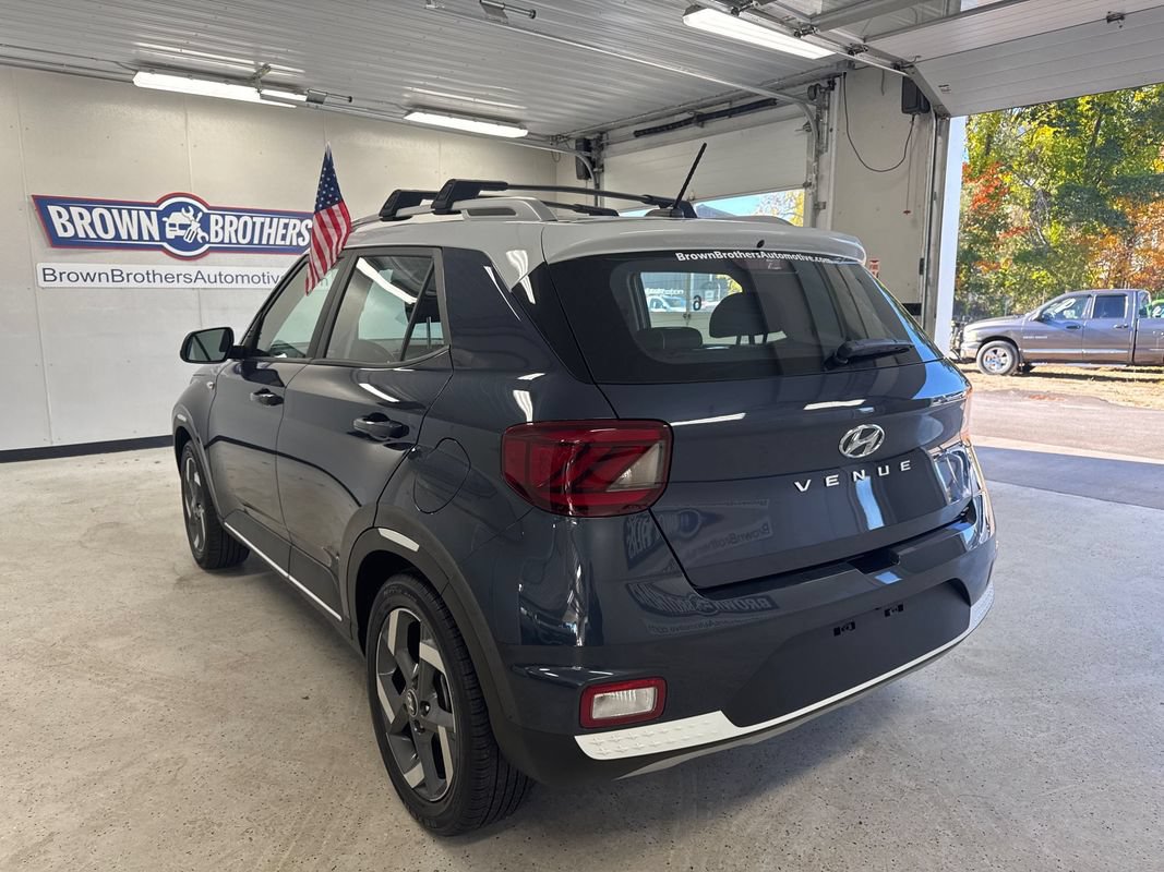 Used 2024 Hyundai Venue Limited FWD image 3