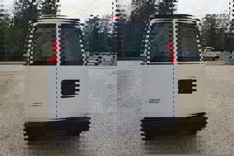 Used 2010 Chevrolet Express 1500 image 10