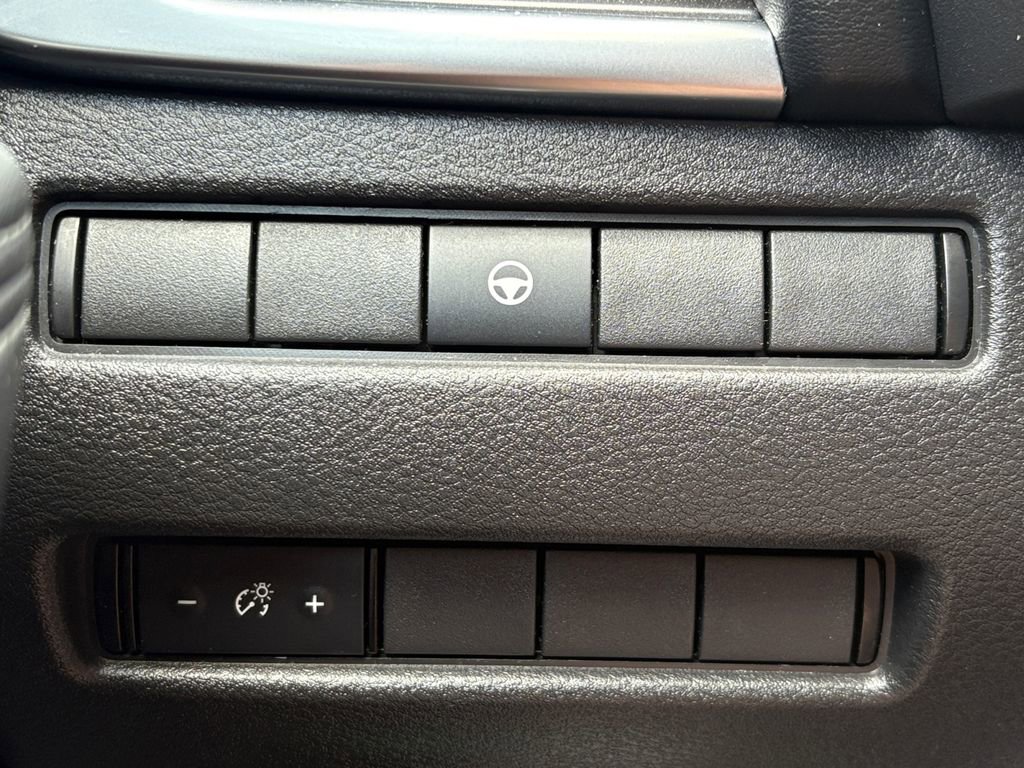 Used 2023 Nissan Rogue SV image 3