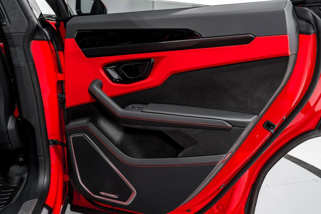 Used 2025 Lamborghini Urus SE AWD/4WD image 35