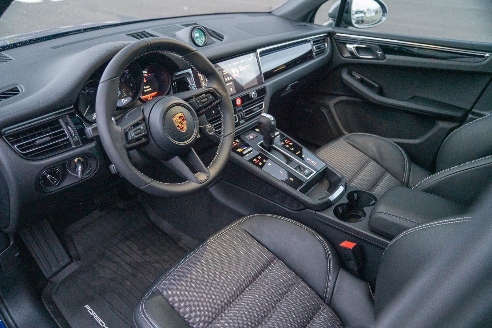Certified 2026 Porsche Macan Turbo AWD/4WD image 4