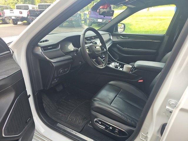 Used 2024 Jeep Grand Cherokee L Overland w/ Advanced Protech Group III AWD/4WD image 2