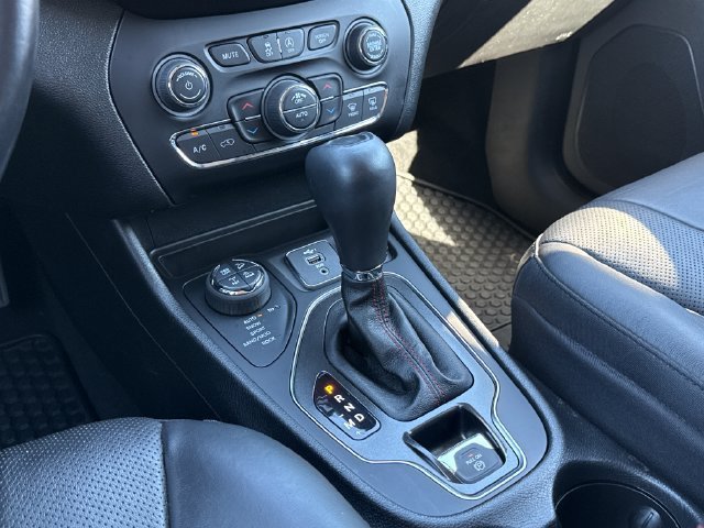 Used 2021 Jeep Cherokee Trailhawk AWD/4WD image 12