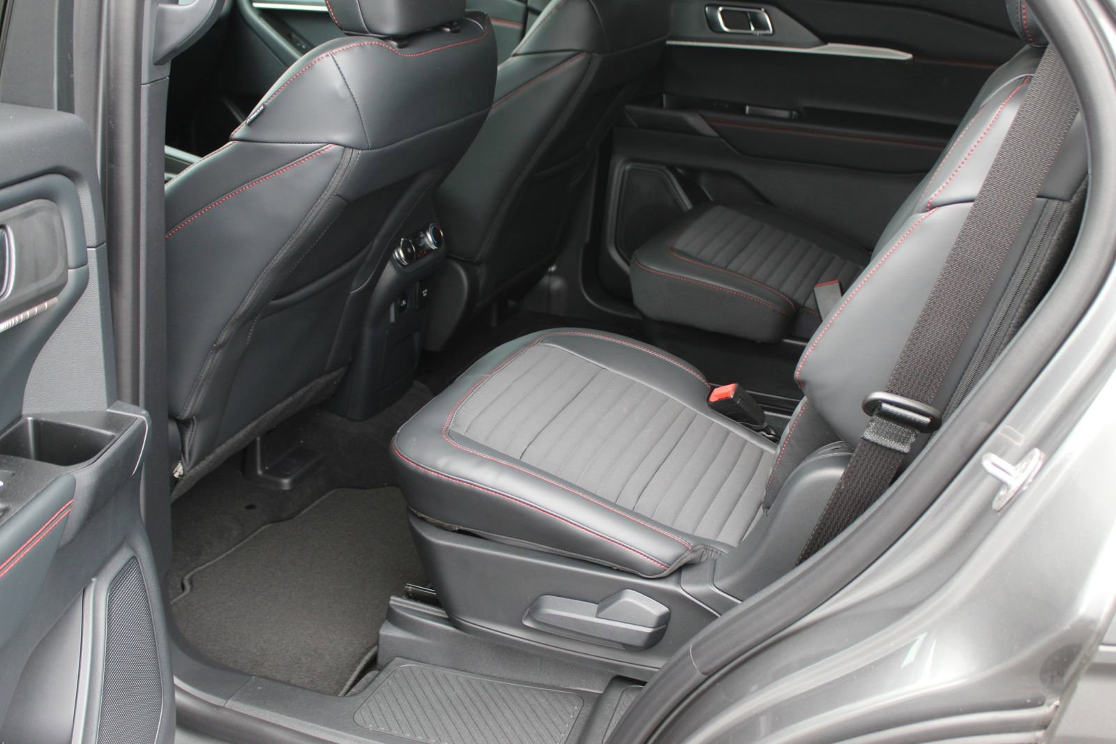 New 2026 Ford Explorer ST-Line w/ ST-Line Street Pack AWD/4WD image 21