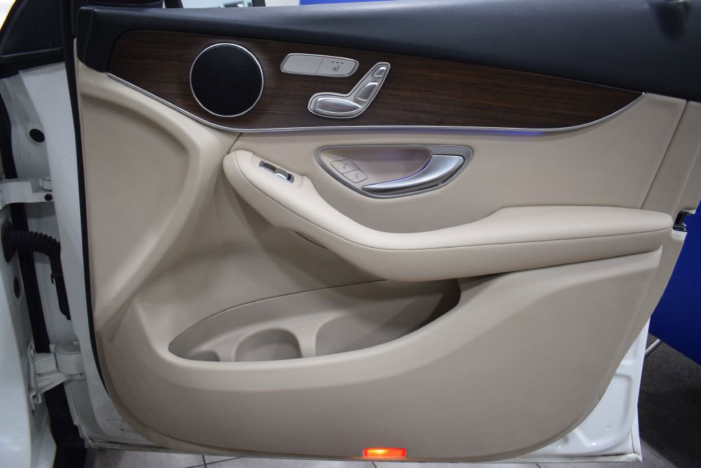 Used 2021 Mercedes-Benz GLC 300 4MATIC w/ Premium Package image 19