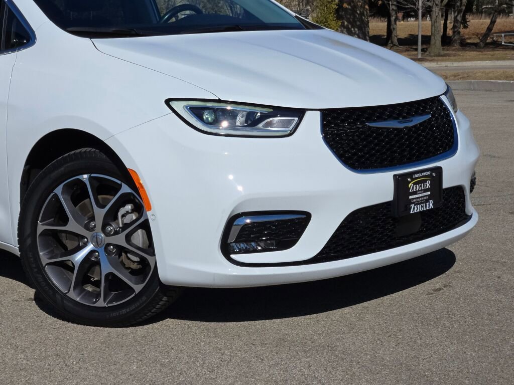 Used 2021 Chrysler Pacifica Limited w/ Uconnect Theater Family Group image 2