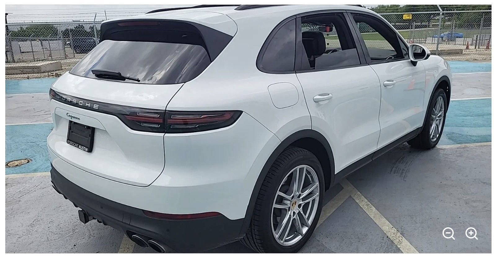 Used 2023 Porsche Cayenne Platinum Edition image 2