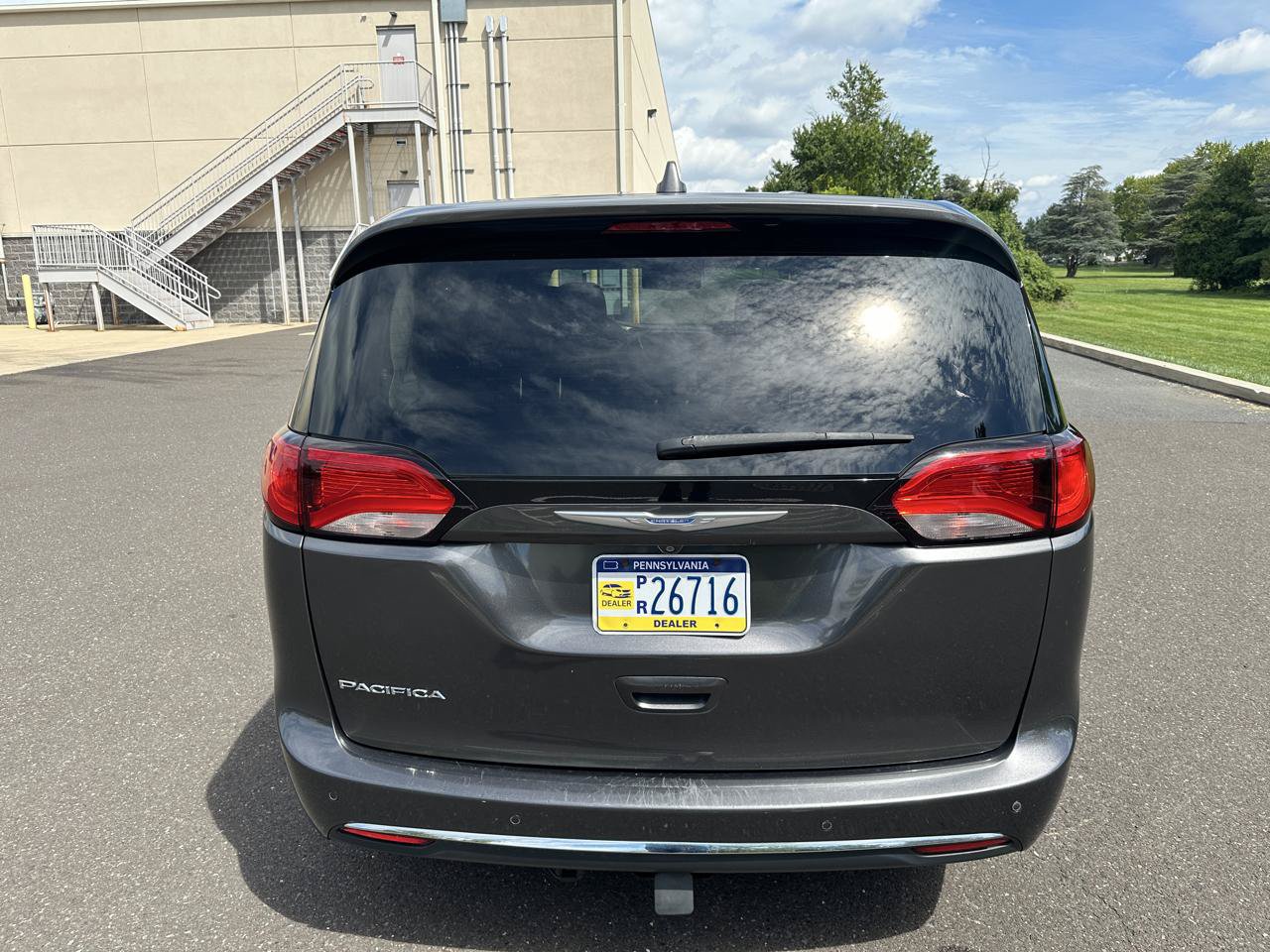 Used 2018 Chrysler Pacifica Touring Plus w/ Tire & Wheel Group FWD image 6