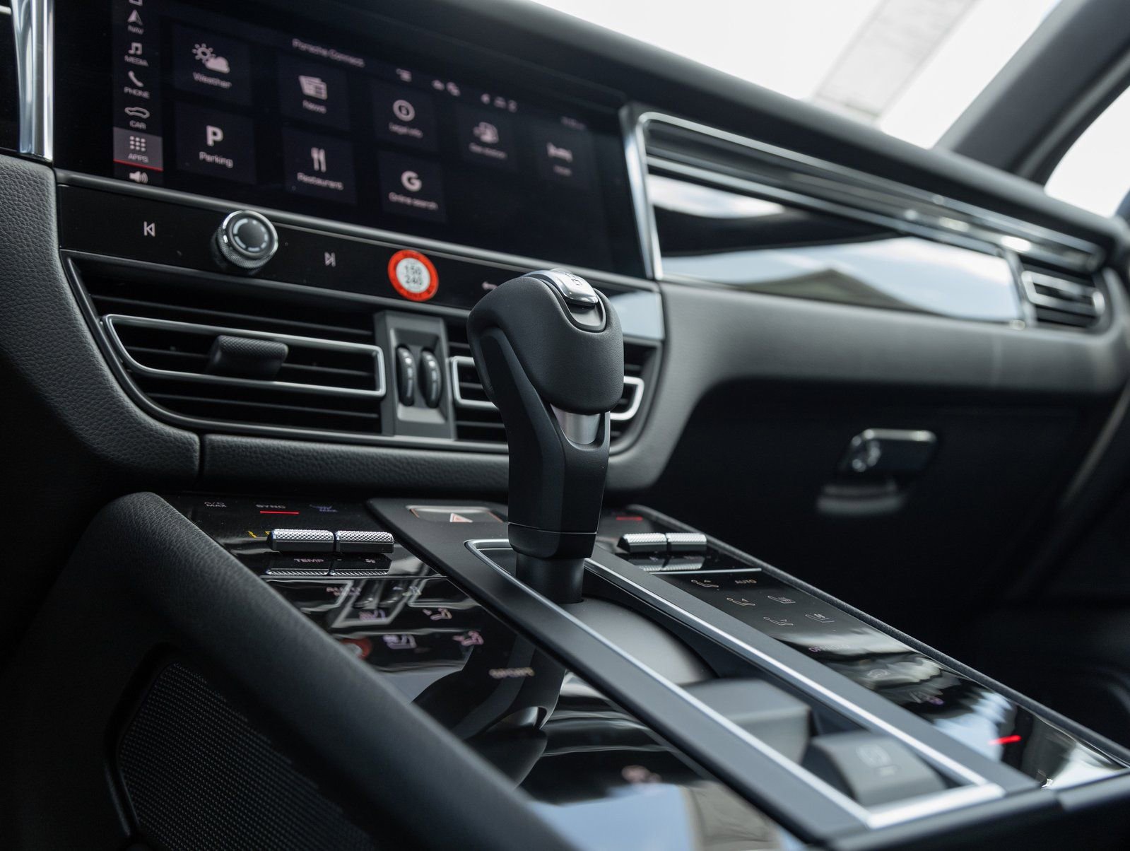 Certified 2025 Porsche Macan image 24