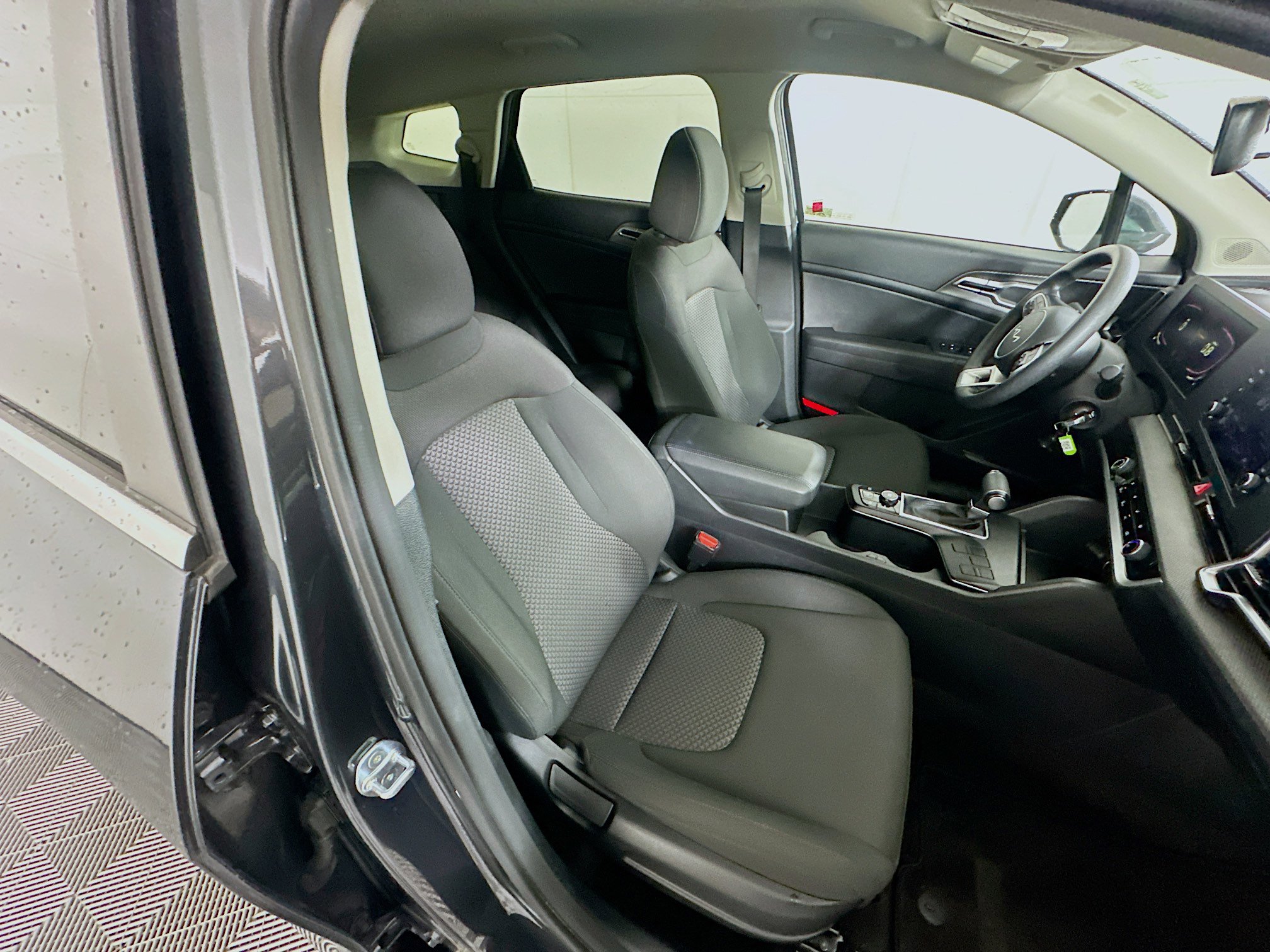 Used 2025 Kia Sportage LX image 30