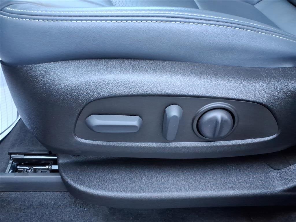 Used 2023 Buick Enclave Essence image 12