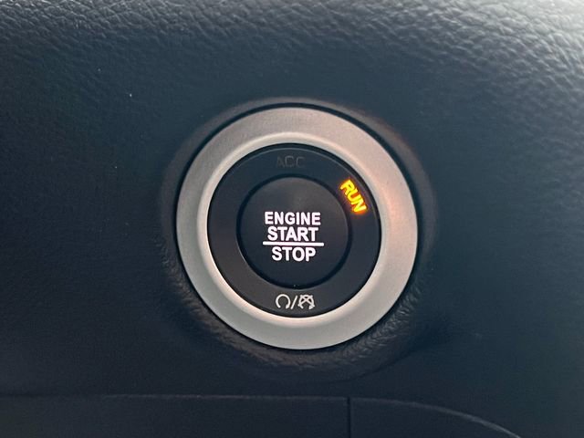 Used 2025 Chrysler Pacifica Select image 32