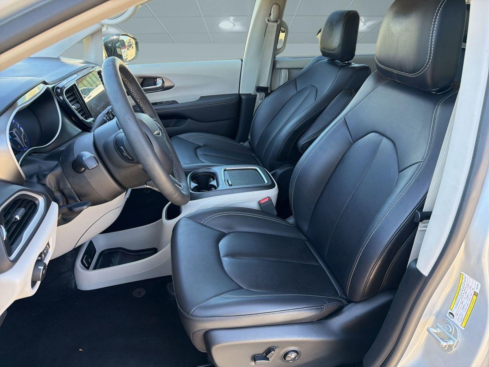 Certified 2024 Chrysler Pacifica Touring-L FWD image 5