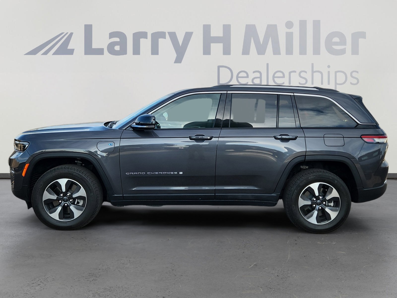 Used 2023 Jeep Grand Cherokee 4WD 4xe image 3