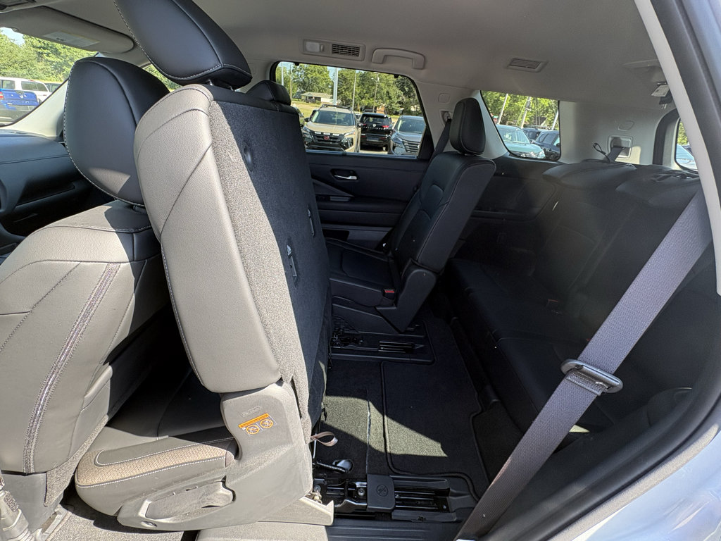 Used 2025 Nissan Pathfinder SL FWD image 27