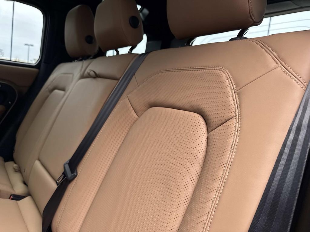 New 2026 Land Rover Defender 110 X-Dynamic SE image 14