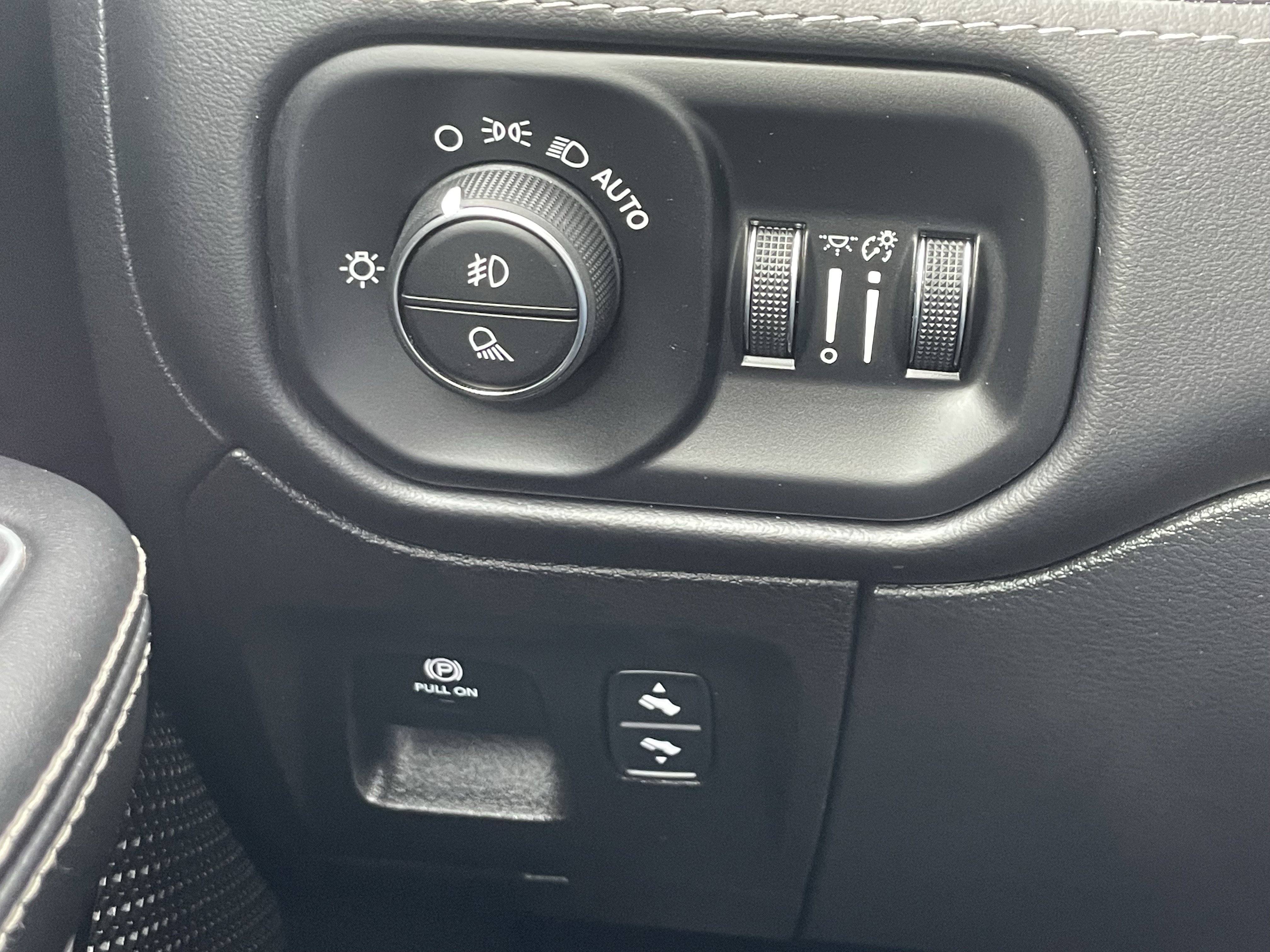 Used 2023 RAM 1500 Limited w/ Body Color Bumper Group image 30