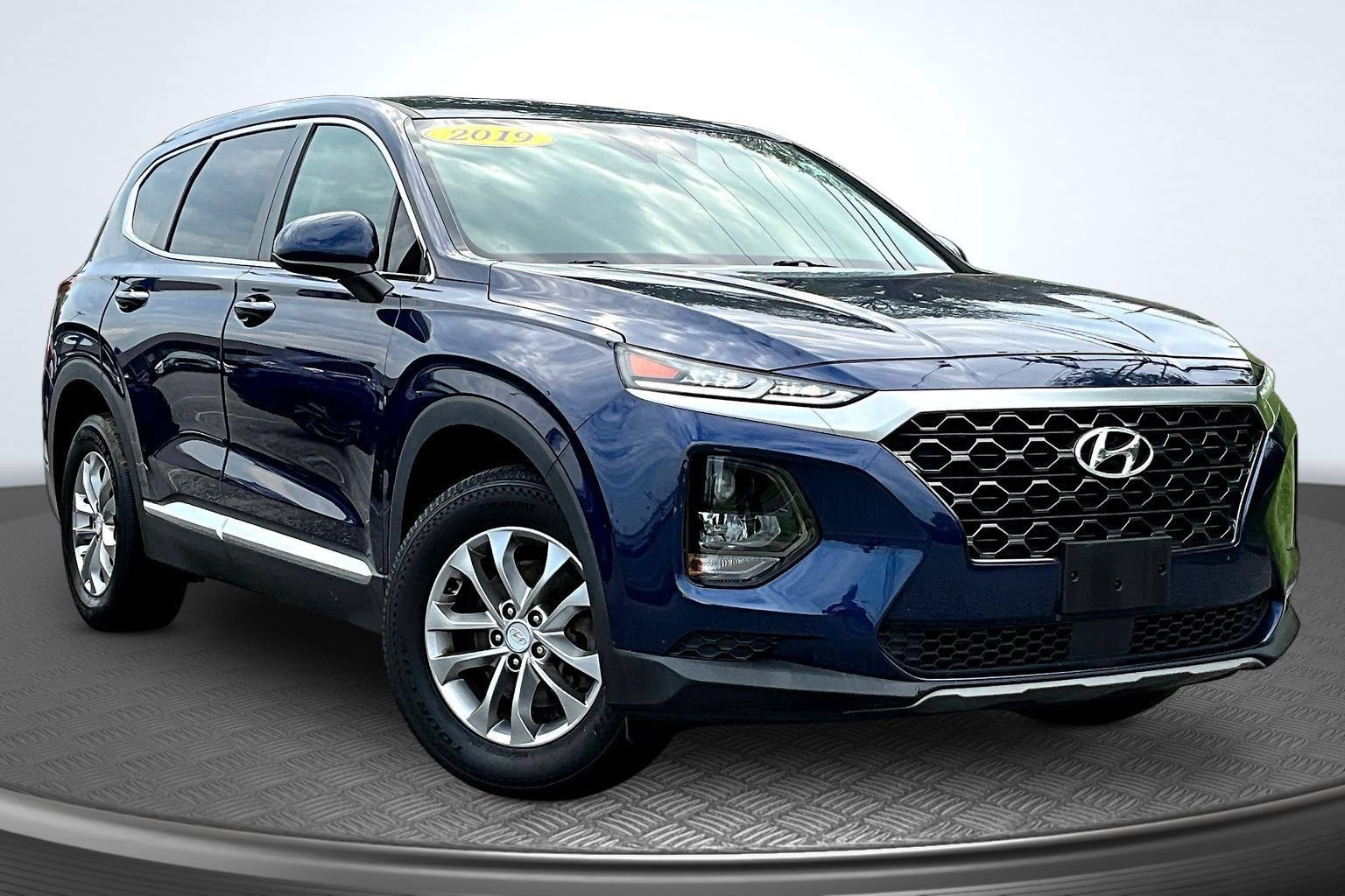 Used 2019 Hyundai Santa Fe SE FWD image 2