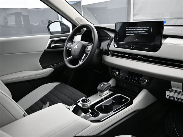 New 2025 Mitsubishi Outlander SE image 19