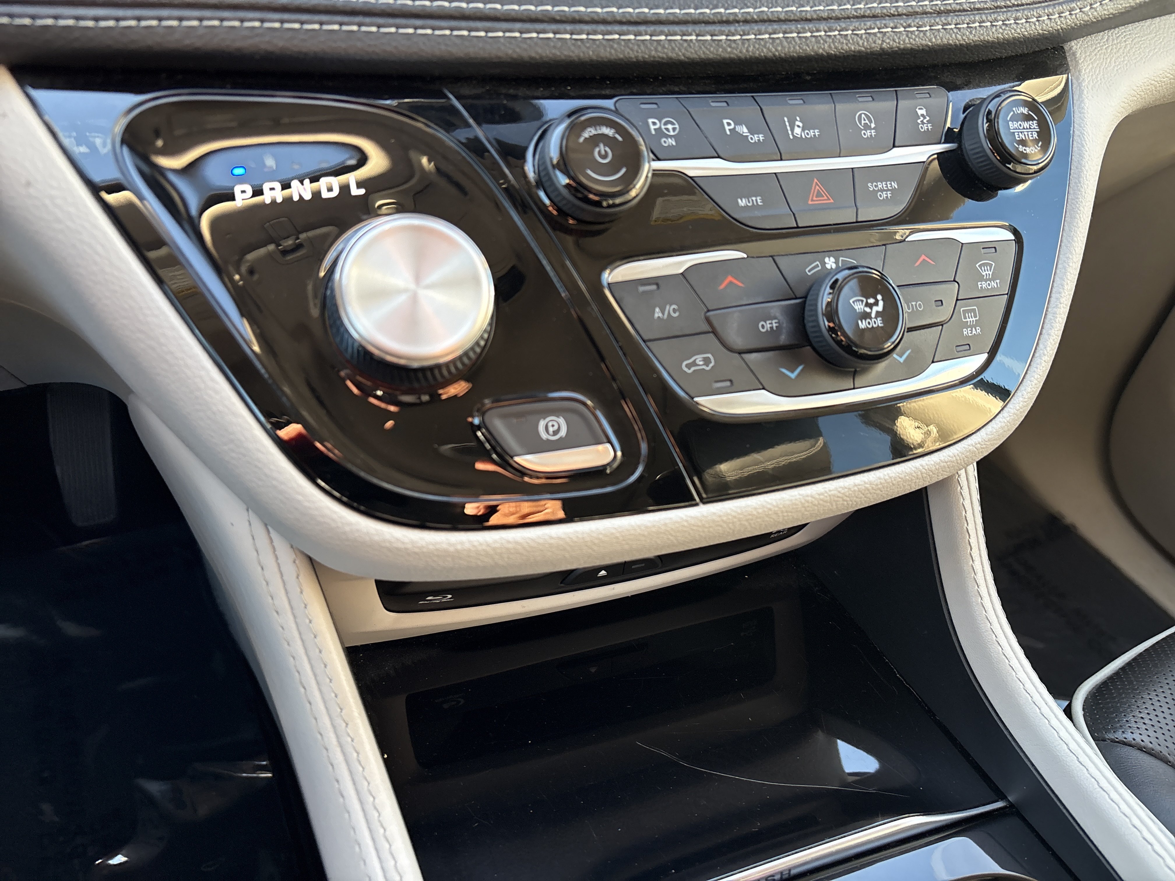 Used 2023 Chrysler Pacifica Limited w/ Uconnect Theater Family Group AWD/4WD image 32
