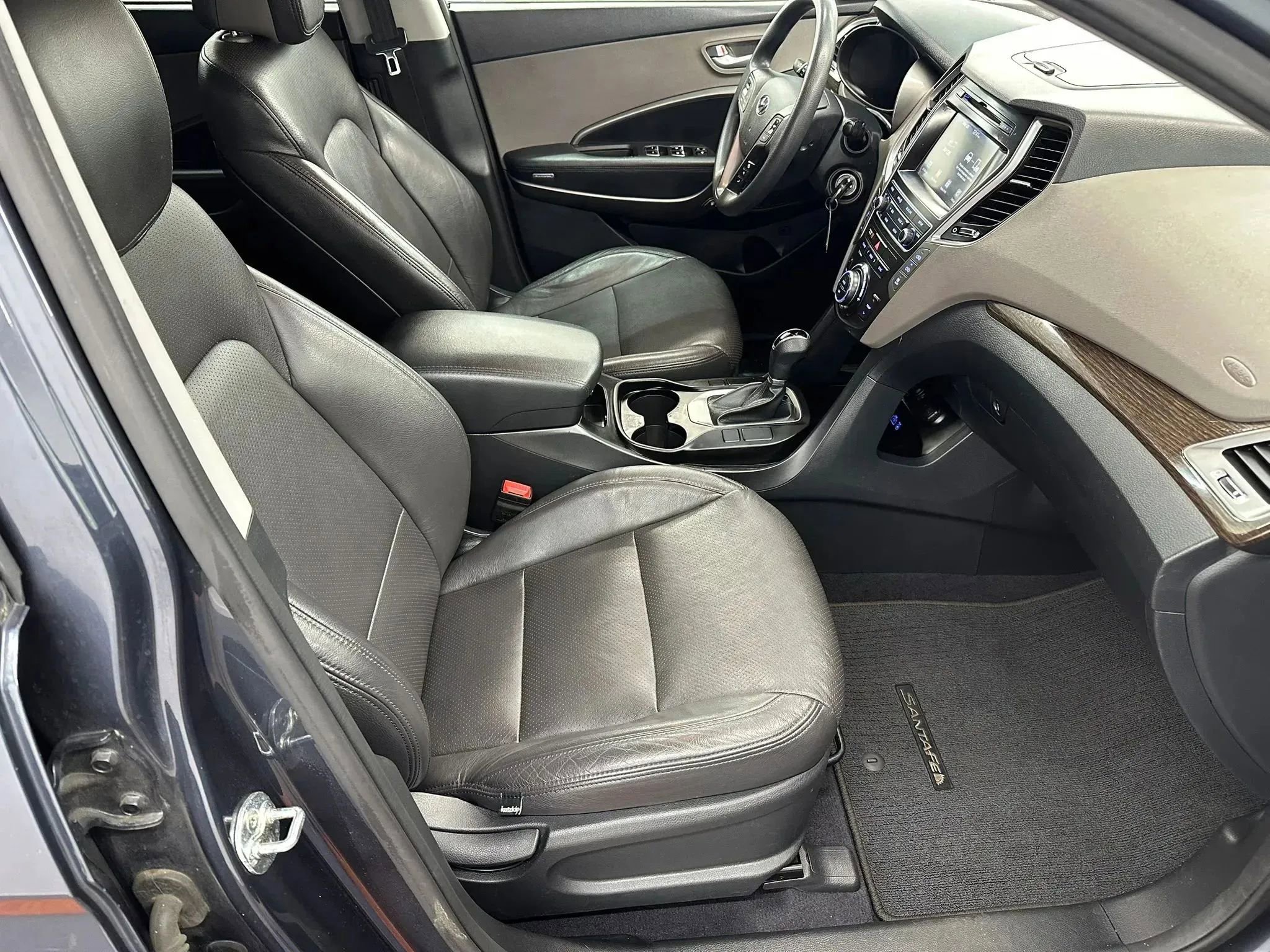 Used 2017 Hyundai Santa Fe SE AWD/4WD image 14