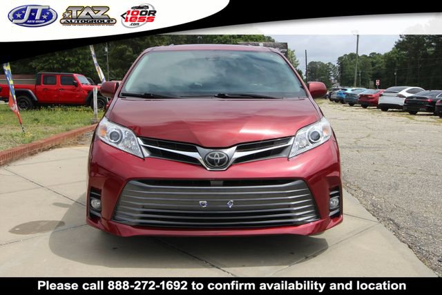 Used 2018 Toyota Sienna XLE Premium w/ Carpet Mat Package FWD image 2