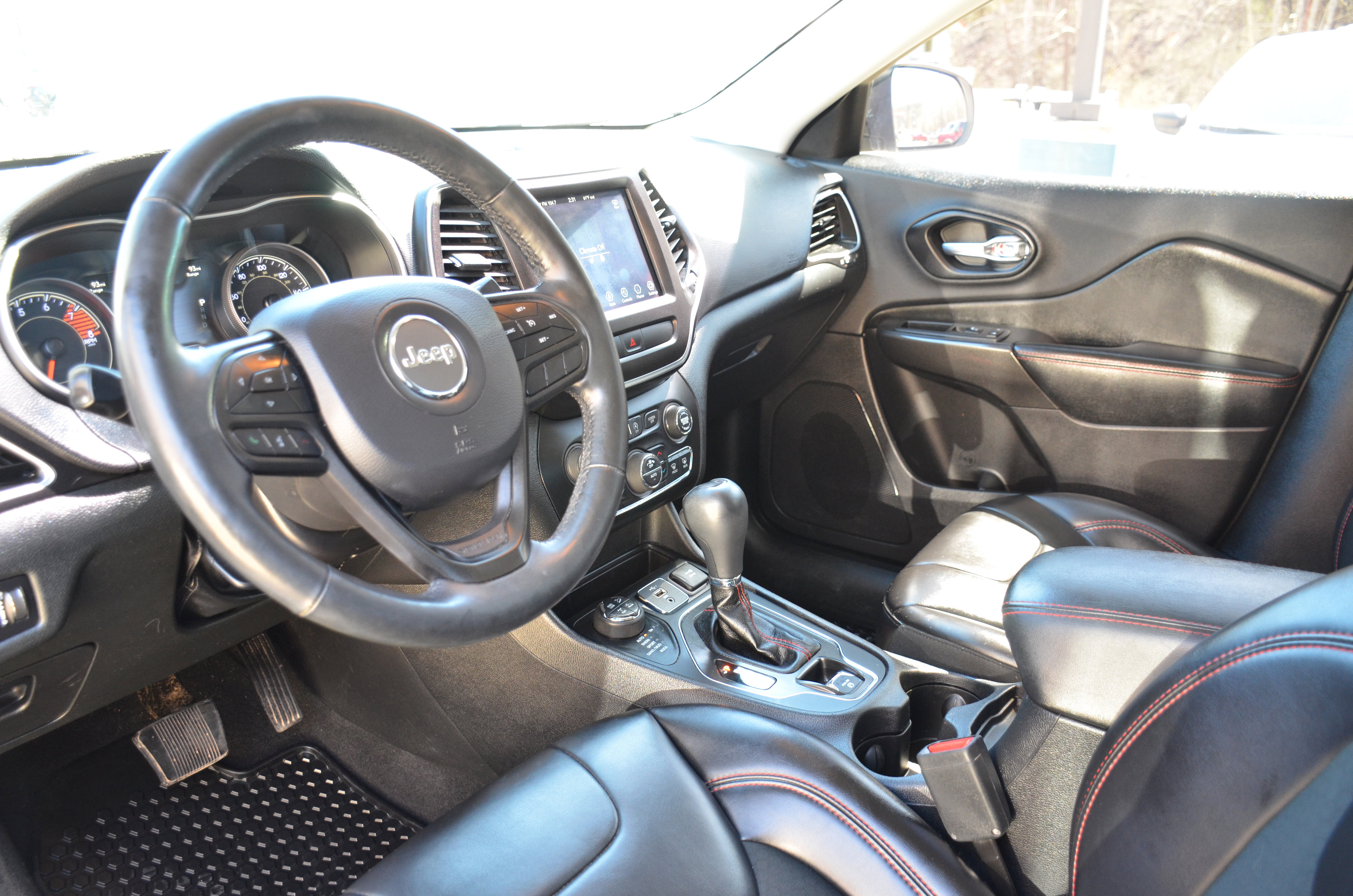 Used 2019 Jeep Cherokee Trailhawk w/ Cold Weather Group image 17