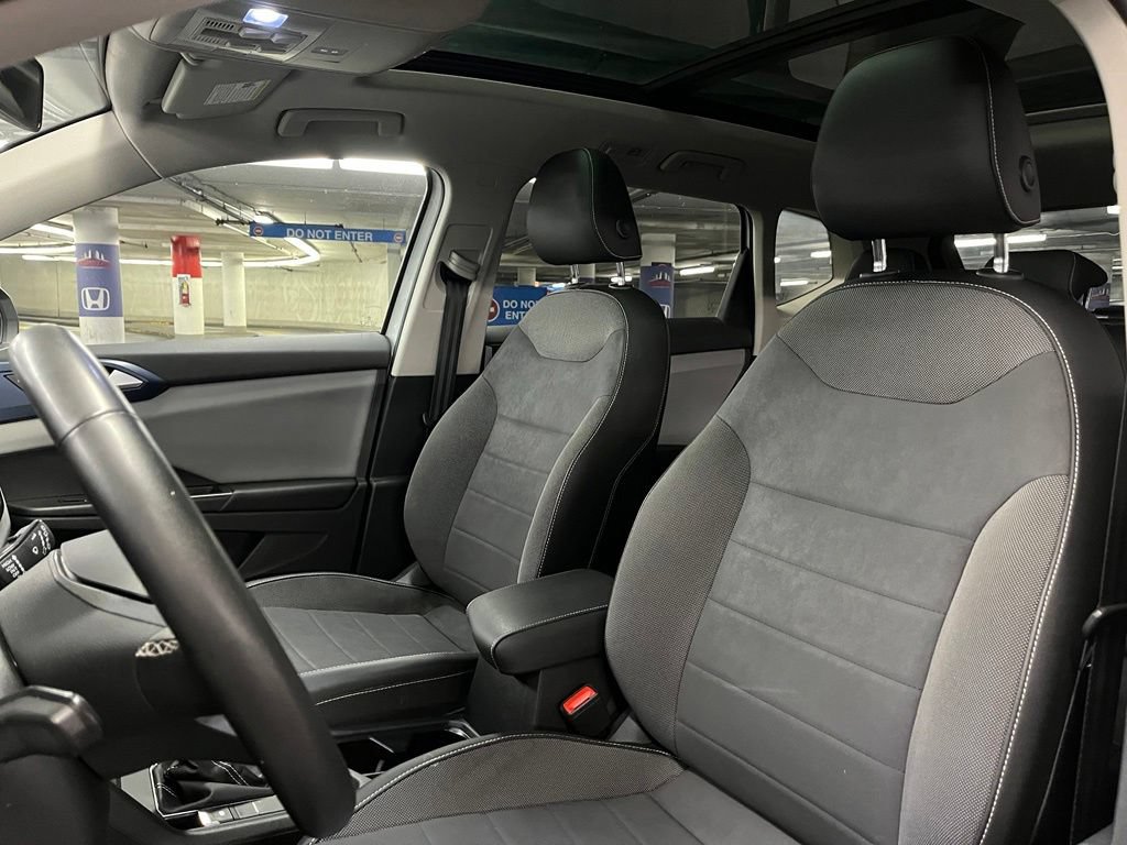 Used 2022 Volkswagen Taos SE w/ Panoramic Sunroof Package AWD/4WD image 19