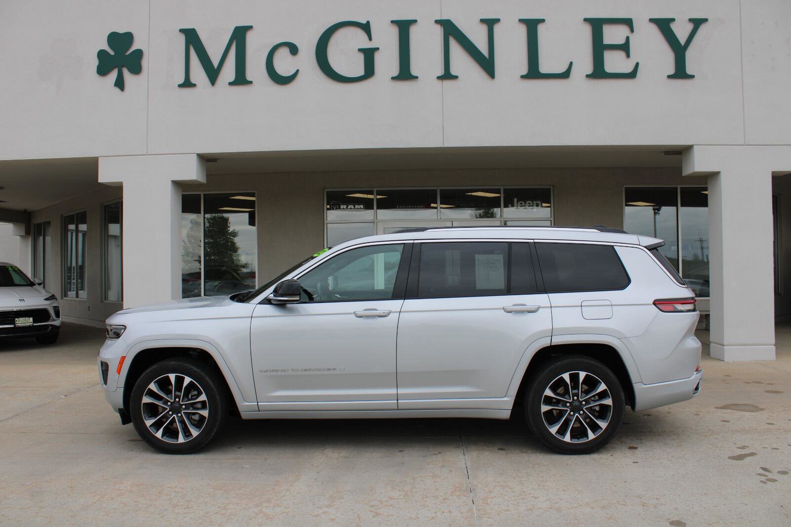 Used 2023 Jeep Grand Cherokee L Overland w/ Advanced Protech Group III AWD/4WD image 1
