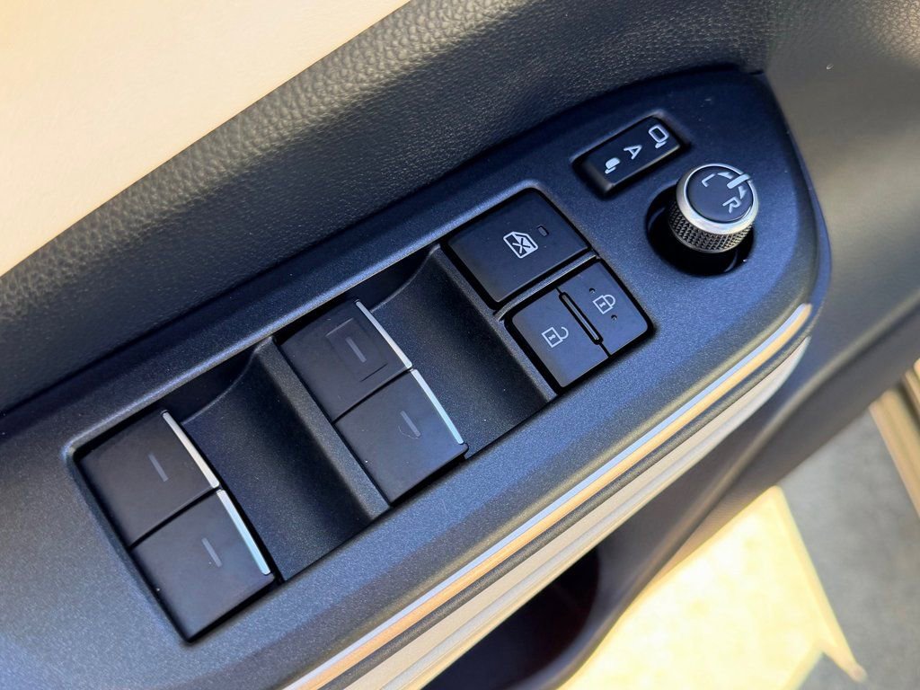 Used 2023 Toyota Crown Limited image 13