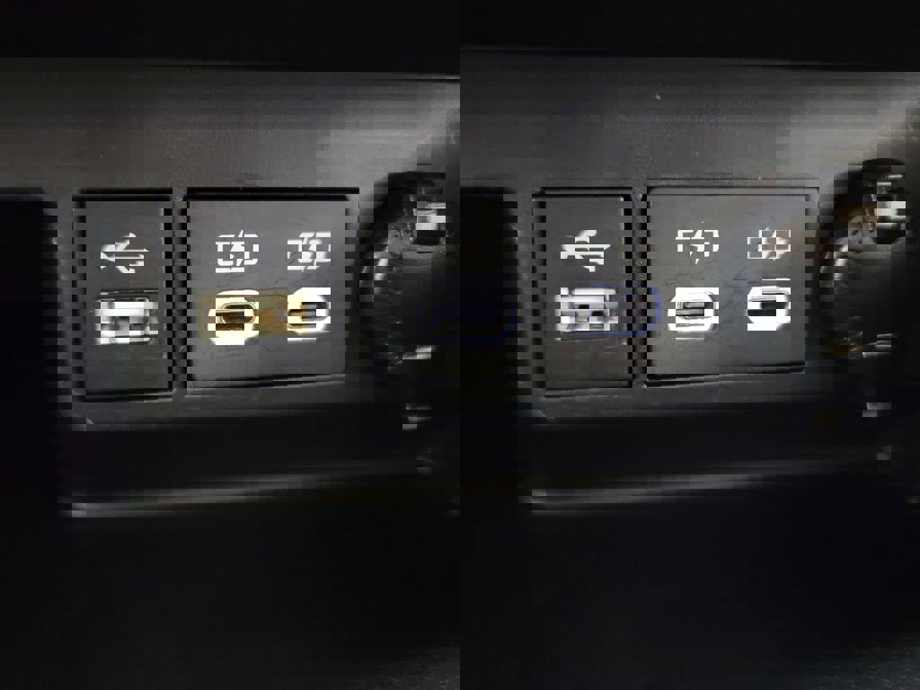 Certified 2025 Toyota Highlander XLE image 28